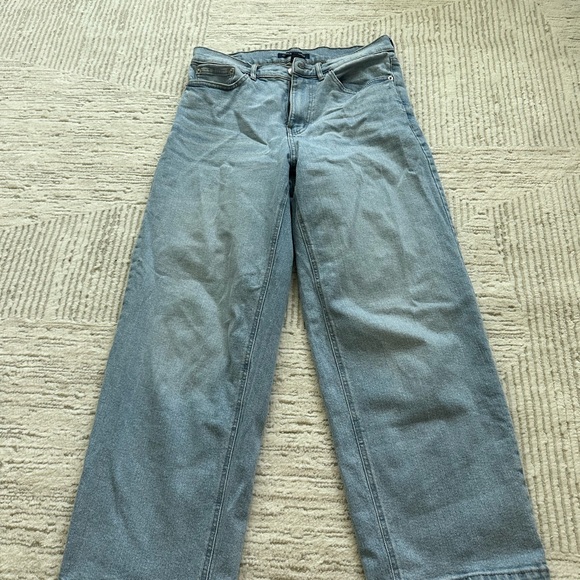 VINTAGE CALVIN KLEIN JEANS size 28 SUPER HIGH RISE WIDE LEG JEAN (LIGHT WASH) - Picture 2 of 7